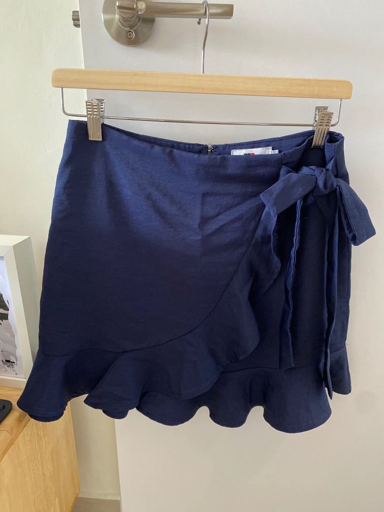 Temt navy blue skirt, Women's Fashion, Bottoms, Skirts on Carousell