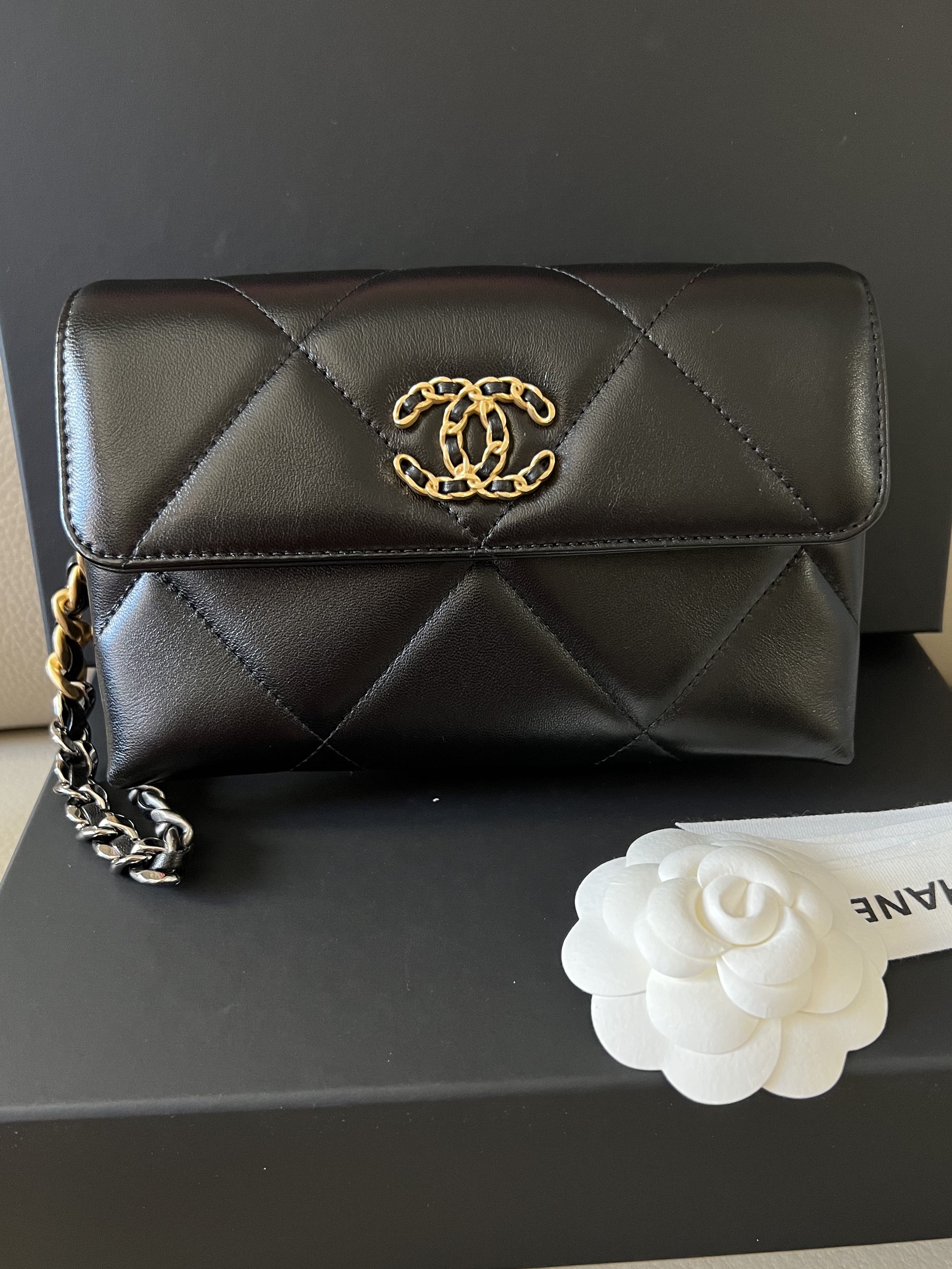Wallet on chain chanel 19 leather handbag Chanel Black in Leather - 37586355