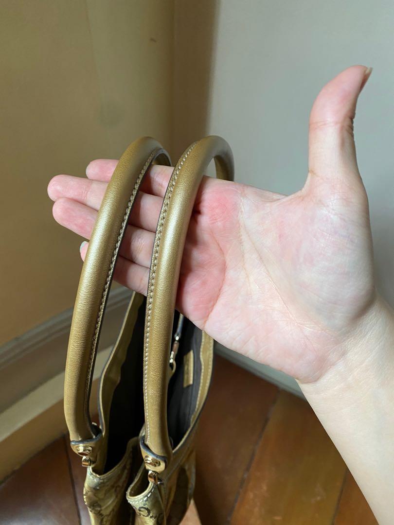 Gucci Large Abbey D-Ring Tote (Category: Luxury Bags & Wallets) located in Manila. Submitted by tinseyra (Listing ID 1175897756, Image 3). Description: Guaranteed authentic With tags and dustbag.