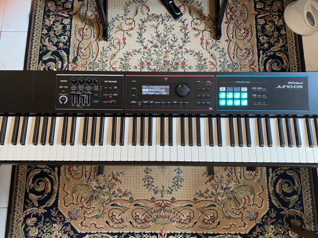 Keyboard Roland Juno DS88, Musik & Media, Alat di Carousell