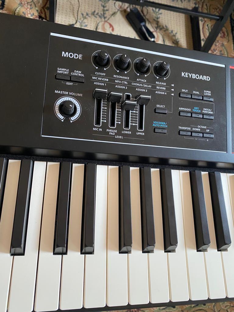 Keyboard Roland Juno DS88, Musik & Media, Alat di Carousell