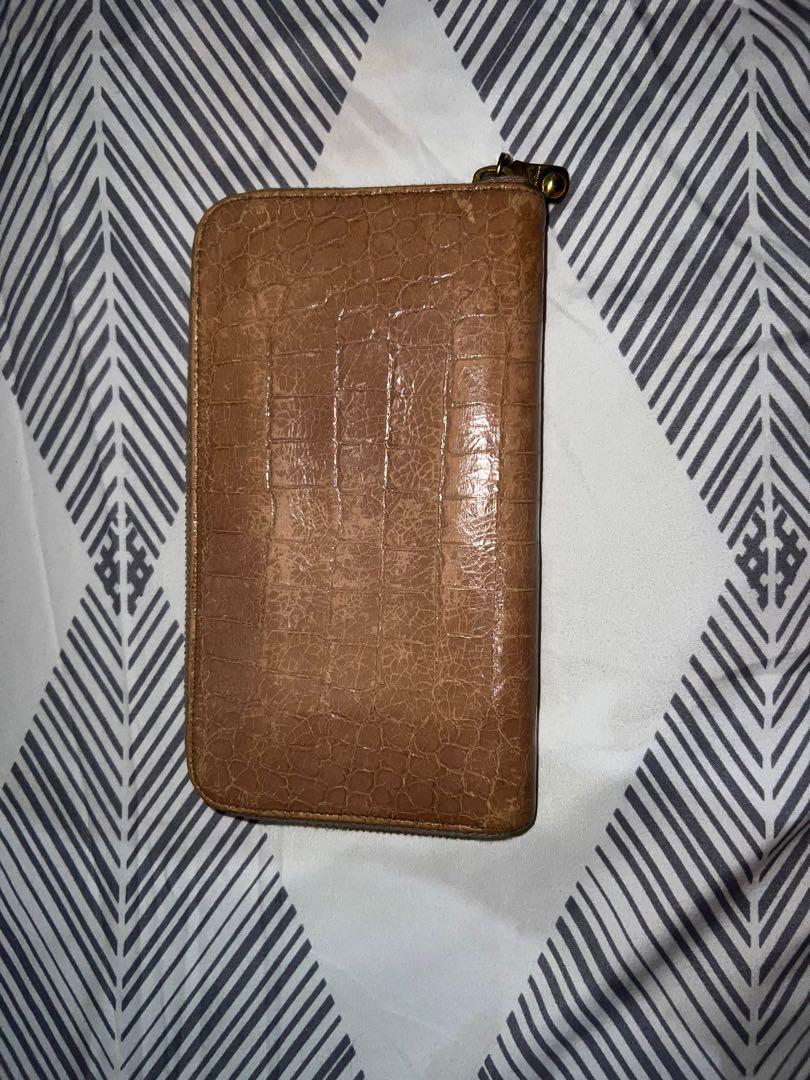 Miu Miu Long Wallet (Category: Luxury Bags & Wallets) located in Las Pinas. Submitted by whoshotcupid (Listing ID 1175968880, Image 2). Description: .