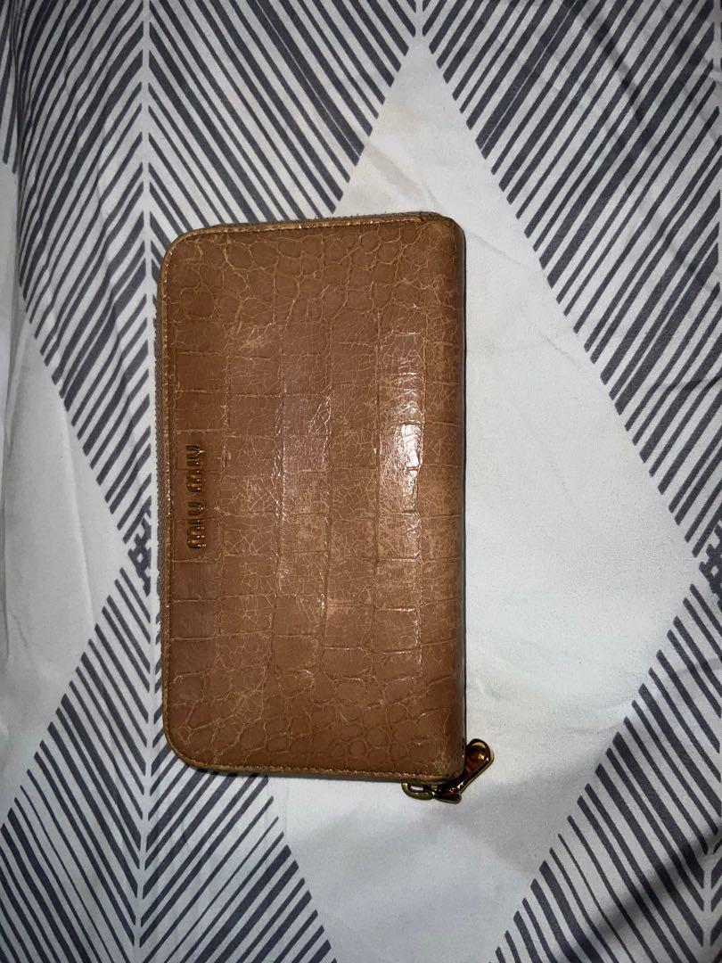Miu Miu Long Wallet (Category: Luxury Bags & Wallets) located in Las Pinas. Submitted by whoshotcupid (Listing ID 1175968880, Image 1). Description: .