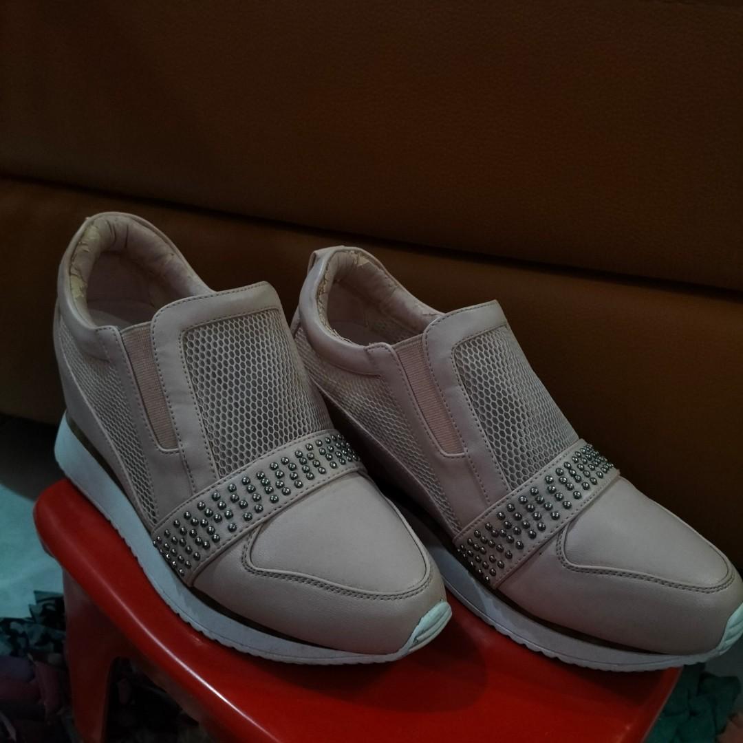 Saurin shoes top