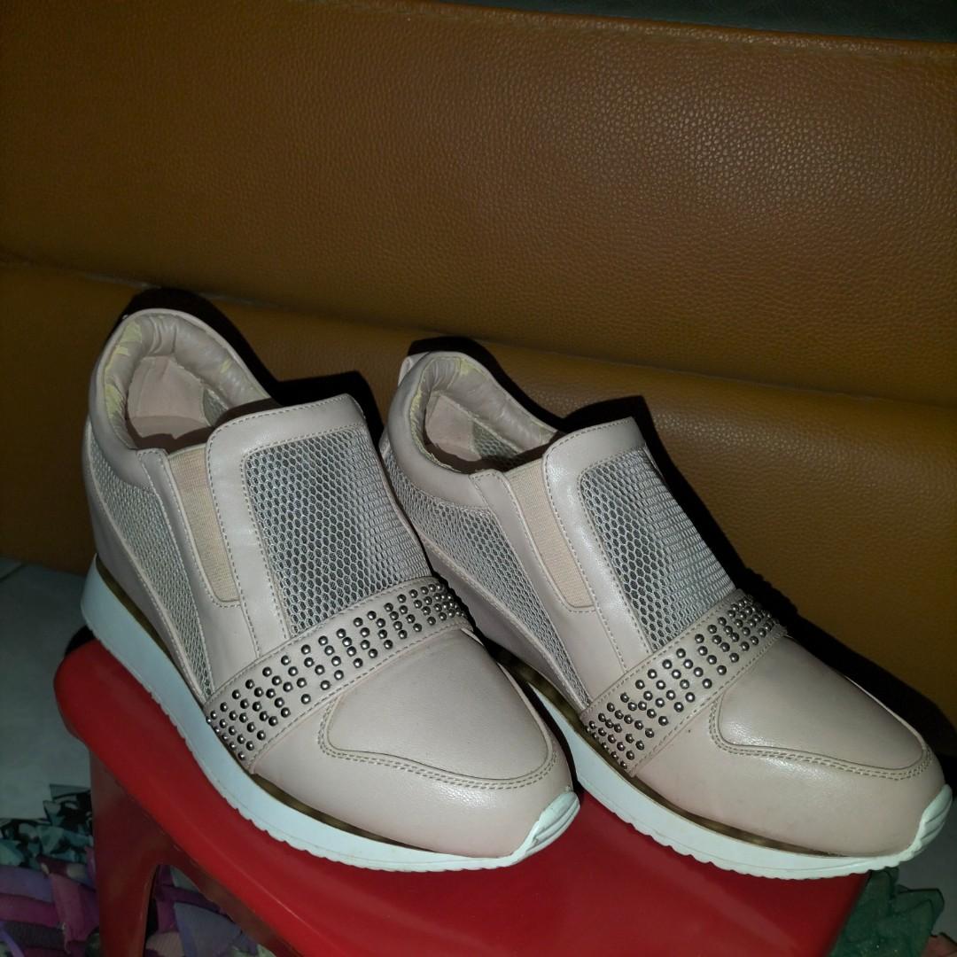 Saurin shoes top
