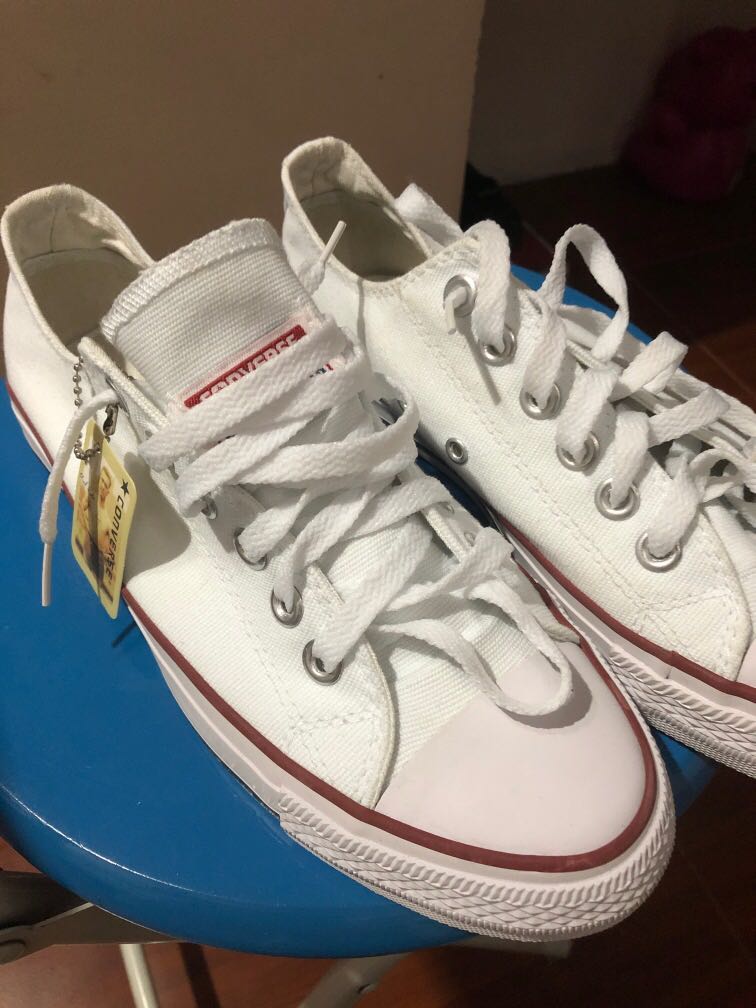 nike low cut white shoes