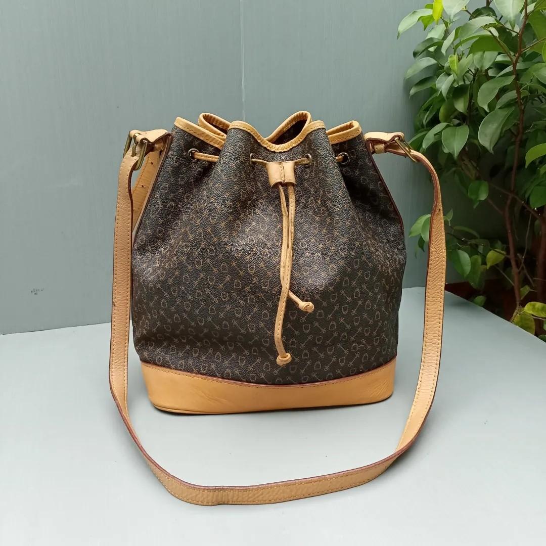 WHY Bucket Bag Preloved, Barang Mewah, Tas & Dompet di Carousell