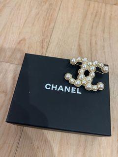 Chanel Big Brooch Silver, Women's Fashion, Jewelry & Organisers, Brooches  on Carousell