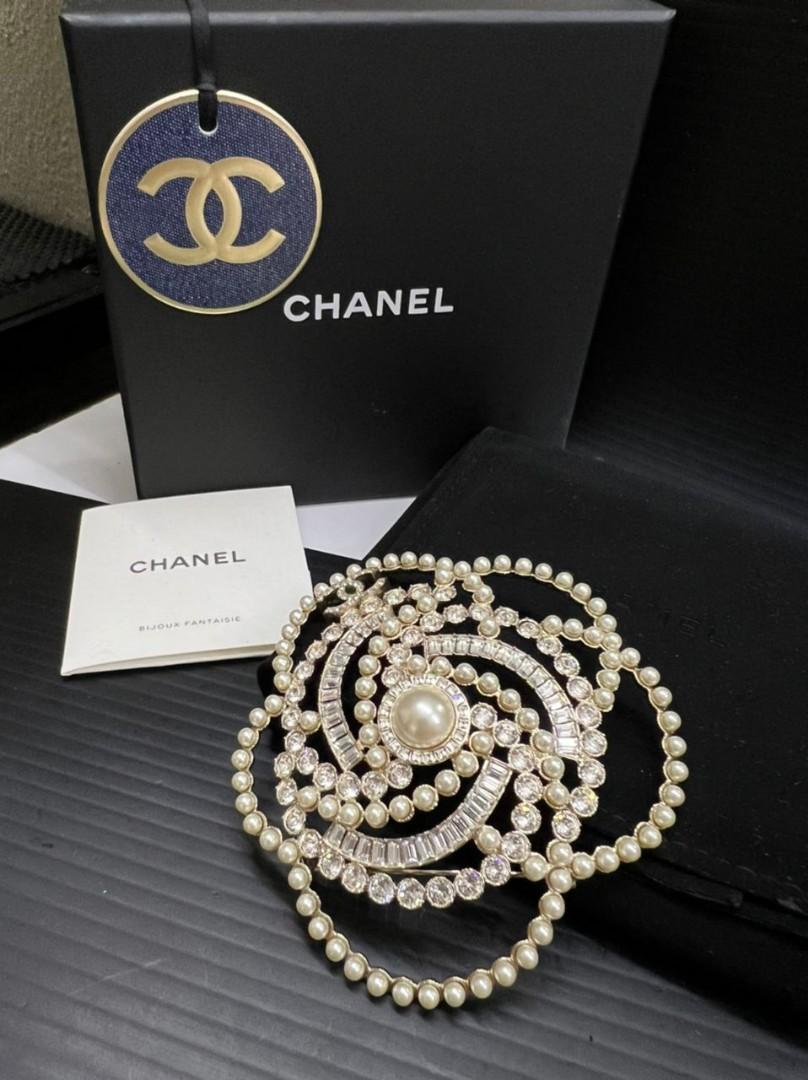 Other jewelry NEW CHANEL LOGO CC HEART & STRASS BROOCH IN GOLD METAL NEW  GOLDEN BROOCH ref.862012 - Joli Closet