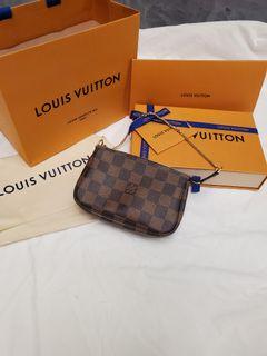 Louis Vuitton Mini Damier Azur Giraffe Pochette - Depop