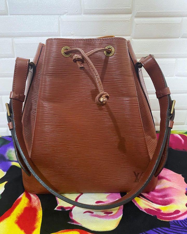 Lv epi noe (Category: Luxury Bags & Wallets) located in Calamba. Submitted by aliehs18 (Listing ID 1177657922, Image 1). Description: ❤️Pabenta corner: ✨Lv epi noe (pm size) ✨Recolored na po siya.maayos nmn pagkkacolor, sa strap may mga pacracks na, sa string niya ganon din po may sign of usage po, pero malinis po loob. 💯Original ✨Moneyback guarantee if proven fake ✨14,500php‼️(slightly neg.).