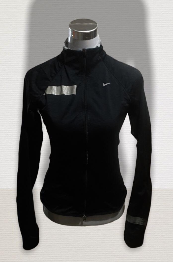 Nike thumb sales hole jacket