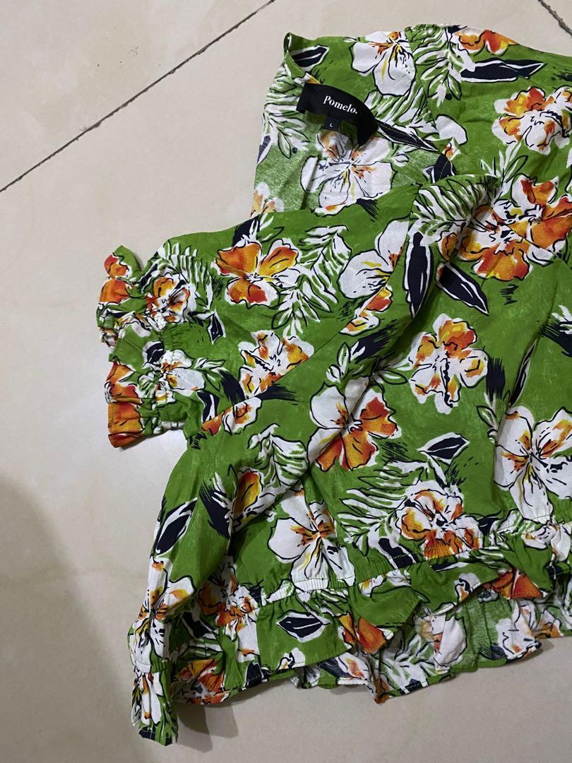 Pomelo Blouse Crop (Category: Blouses) located in Manila. Submitted by beashops (Listing ID 1177802573, Image 3). Description: Pomelo Size: Medium.