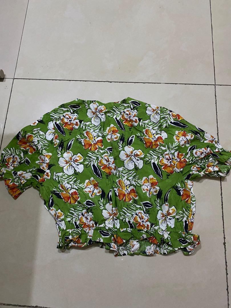 Pomelo Blouse Crop (Category: Blouses) located in Manila. Submitted by beashops (Listing ID 1177802573, Image 2). Description: Pomelo Size: Medium.