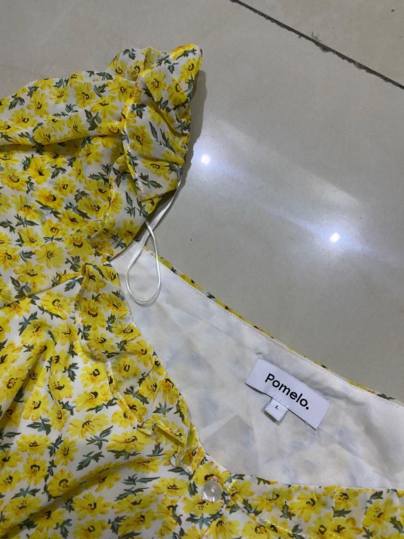 Pomelo Floral Crop Top (Category: Blouses) located in Manila. Submitted by beashops (Listing ID 1177803341, Image 2). Description: Pomelo Size: Medium Double lined blouse with puffed ruffled sleeve.