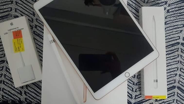 SUPER STEAL IPAD AIR 3 SET (Category: iPad) located in Quezon City. Submitted by izohernandez (Listing ID 1177738909, Image 2). Description: iPad Air 3 SET (22k) • iPad Air 3rd Gen 64GB WiFi • Apple Pencil (Gen1) • Lightning to USB 3 Camera Adapter • All with boxes.