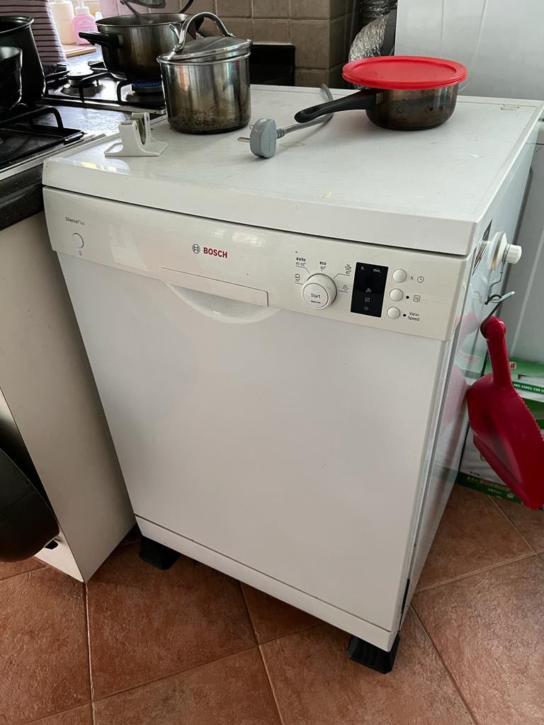 60cm BOSCH SMS50E12EU standalone dishwasher, TV & Home Appliances