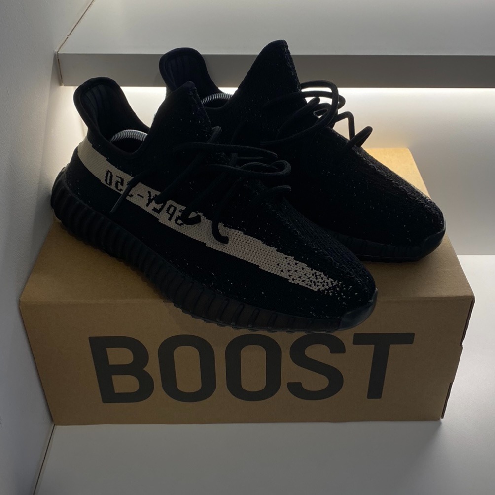 Adidas Yeezy Boost 350 V2 Oreo Luxury Sneakers Footwear on