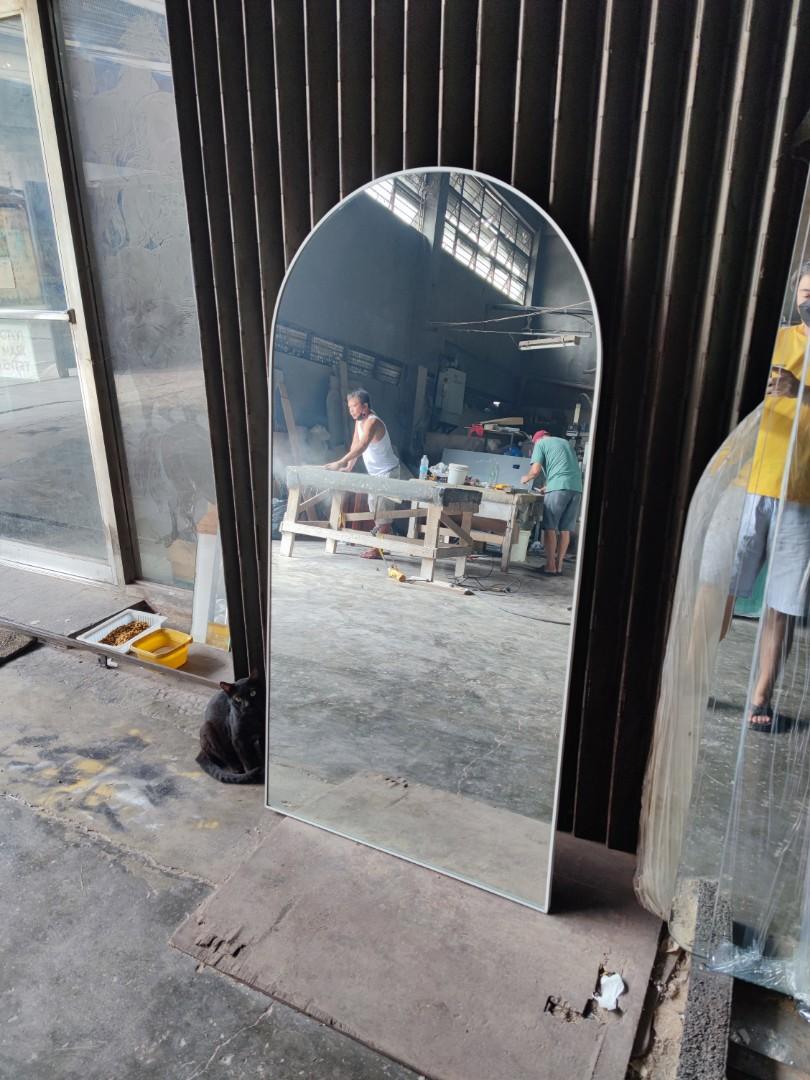 Arc mirror with frame (Category: Mirrors) located in Malabon City. Submitted by mirrors.ph (Listing ID 1177866359, Image 2). Description: Arc mirror with white aluminum frame and plywood backing. Using 6mm thick copper free lead free mirror Size: 2.5ft x 5ft P3375 Add P200 if with back hook Available colors gold, glossy black, matte black, white and silver aluminum frame. Customize sizes and shapes are welcome..