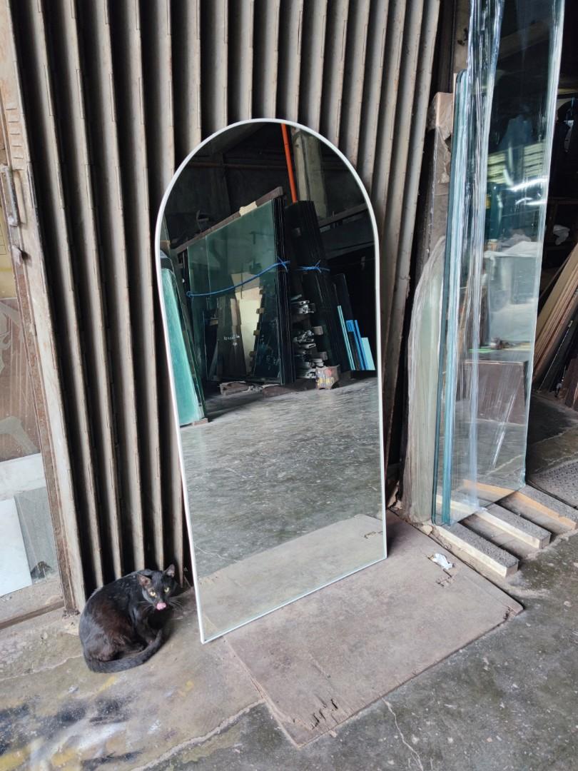 Arc mirror with frame (Category: Mirrors) located in Malabon City. Submitted by mirrors.ph (Listing ID 1177866359, Image 3). Description: Arc mirror with white aluminum frame and plywood backing. Using 6mm thick copper free lead free mirror Size: 2.5ft x 5ft P3375 Add P200 if with back hook Available colors gold, glossy black, matte black, white and silver aluminum frame. Customize sizes and shapes are welcome..