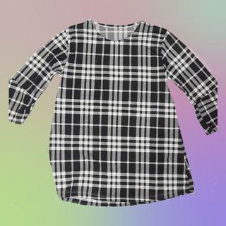 Baju dengan Pattern Hitam Putih