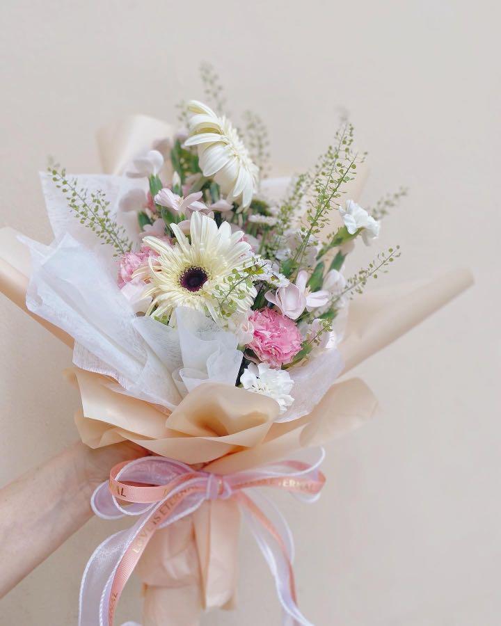 Carnation Bouquet 康乃馨非洲菊花束畢業花束週年紀念送女朋友禮物節日訂製花束 興趣及遊戲 手作 自家設計 文具及工藝 花 Carousell