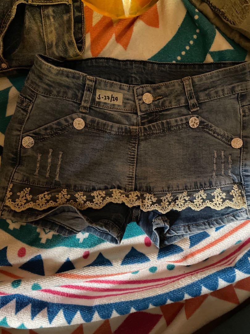 Ladies Bundle Short button💄💋 (Category: Shorts) located in Antipolo. Submitted by brndedstuff (Listing ID 1177900327, Image 2). Description: Size 27- 28 -29.