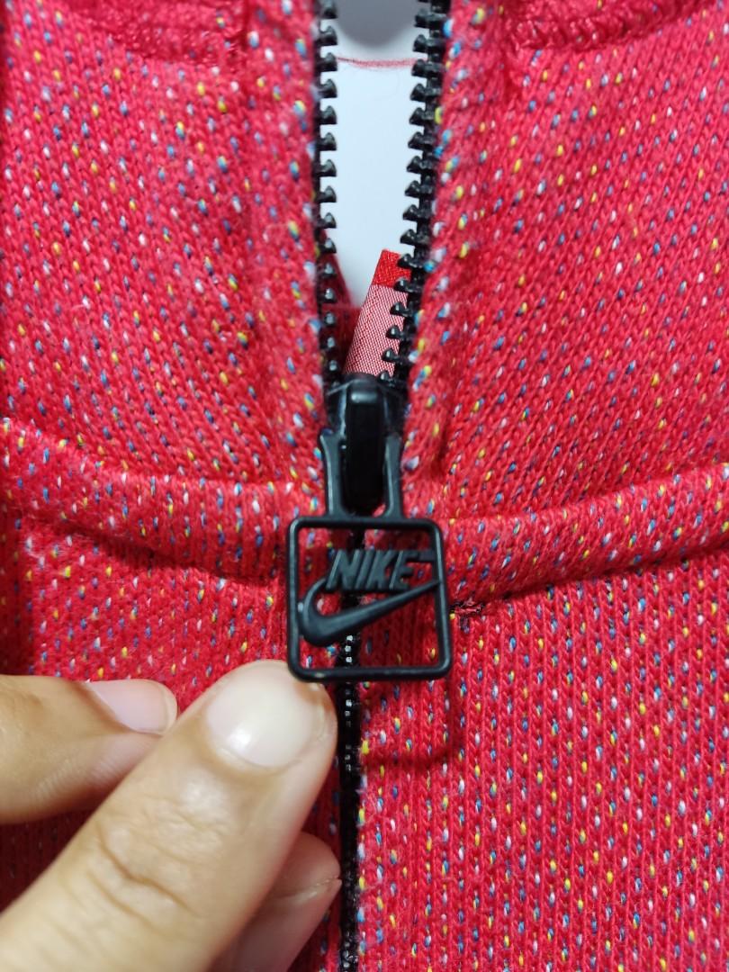 Nike ShoeBox logo (Category: Coats, Jackets and Outerwear) located in Quezon City. Submitted by panicbuyer461 (Listing ID 1177967947, Image 3). Description: NIKE SHOEBOX LOGO XL ON TAG 22.5 x 27 No flaws 800.