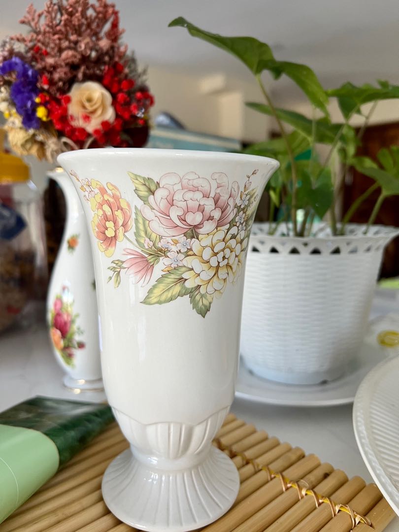 Vase à Pieds Royal Winton - Motif Floral Blanc, Hauteur 5 Pouces - Décoration Vintage Anglaise