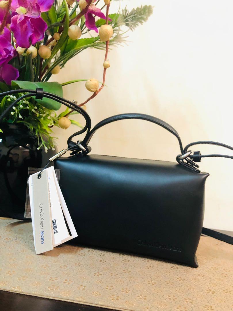 calvin klein bag 💯, Women's Fashion, Bags & Wallets, Cross-body Bags on  Carousell