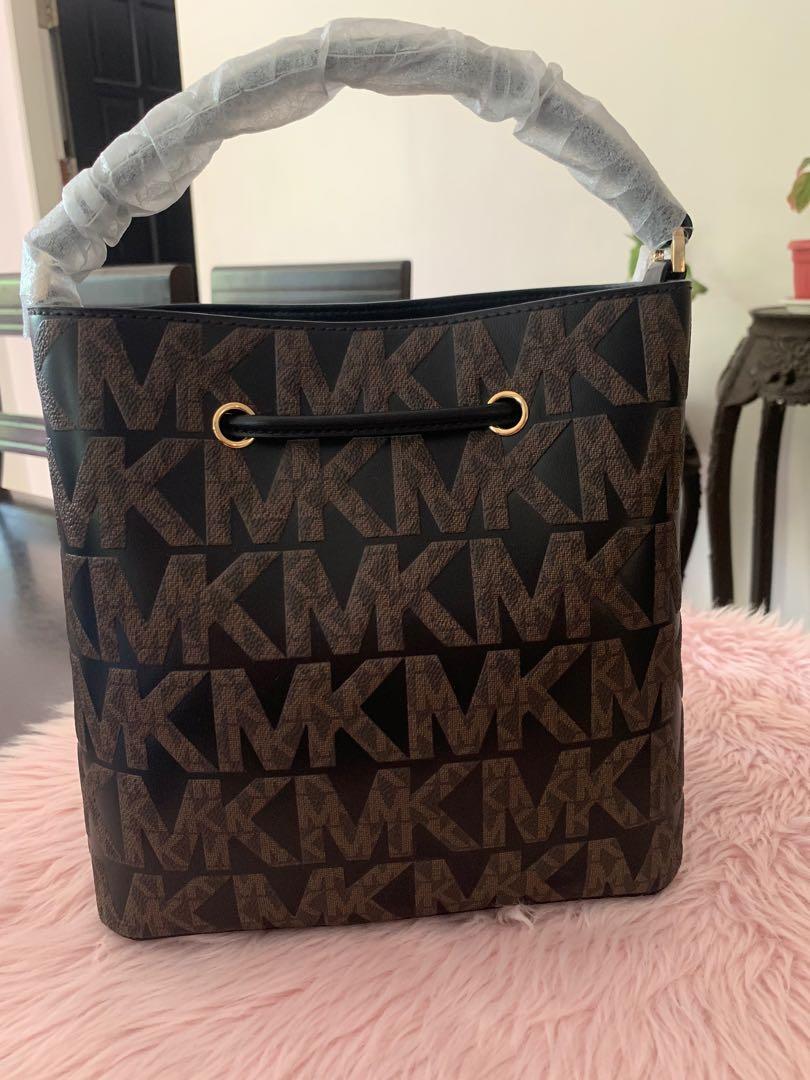 Michael Kors Suri Large Graphic Logo Drawstring Bucket Bag, Luxury, Bags &  Wallets on Carousell