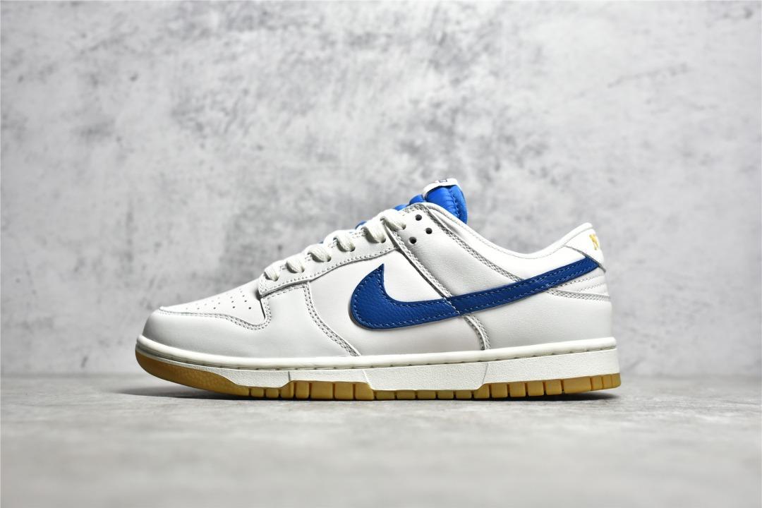 Blue and white store nike sb dunks