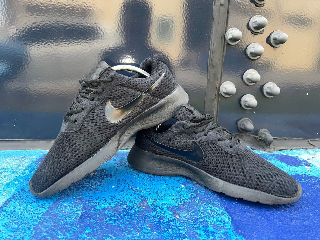 Nike tanjun cheap triple black
