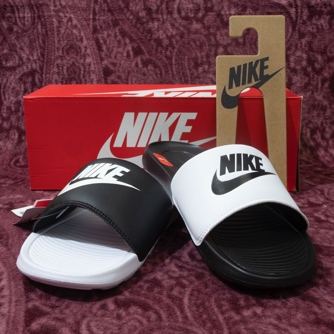 Black and white mismatch sale nike slides