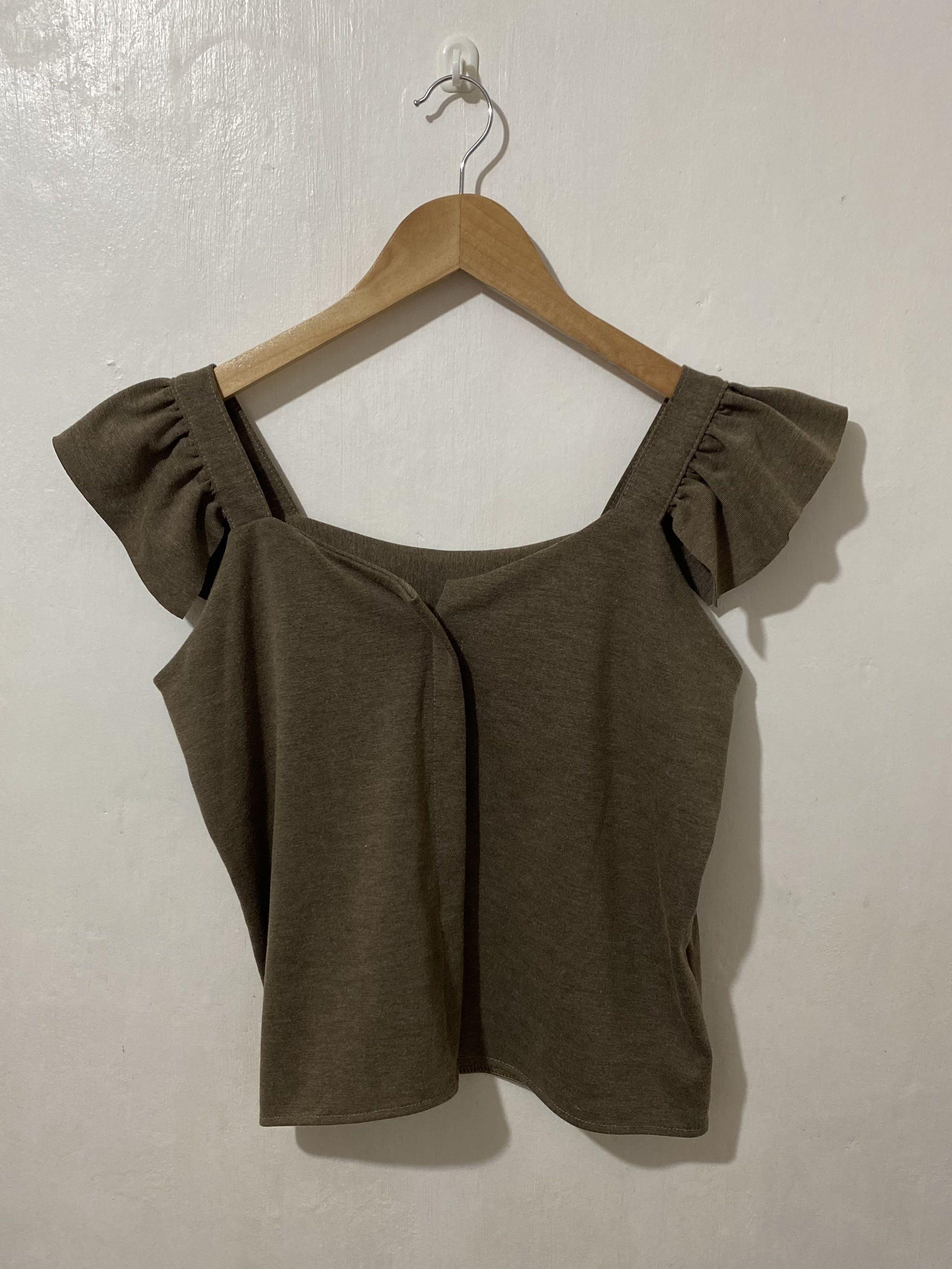 Sando Crop top (Category: Blouses) located in Nabua. Submitted by theclutterqueen (Listing ID 1178100100, Image 1). Description: 📌Thick Fabric 📌Good as new.