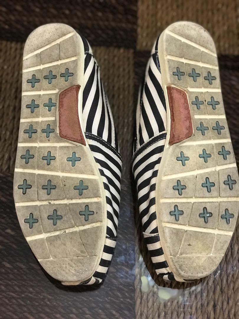 toms shoes shop near me