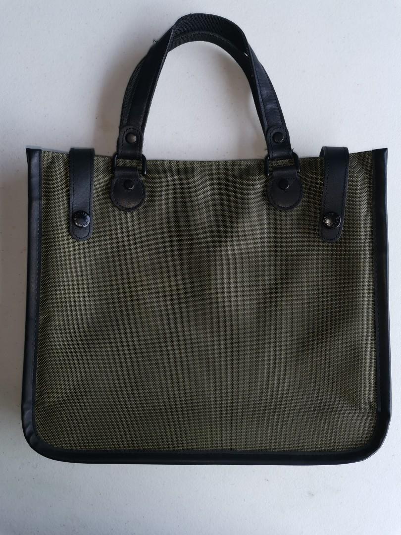 Vanity Bash Tote bag/ handbag (Category: Tote Bags) located in Valenzuela. Submitted by iloveguitar19 (Listing ID 1178055958, Image 1). Description: Vanity Bash handbag/ tote bag Like new Padded inside (makapal) No zipper Nice color Medium size Made in Korea.