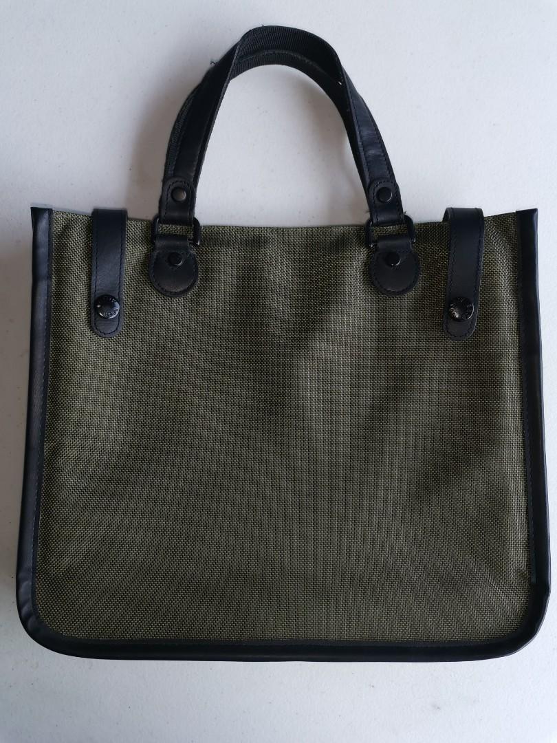 Vanity Bash Tote bag/ handbag (Category: Tote Bags) located in Valenzuela. Submitted by iloveguitar19 (Listing ID 1178055958, Image 2). Description: Vanity Bash handbag/ tote bag Like new Padded inside (makapal) No zipper Nice color Medium size Made in Korea.