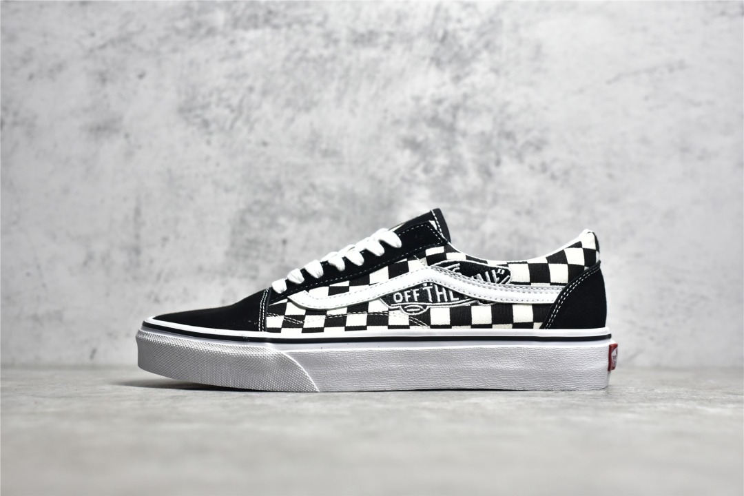 White old skool sales with black stripe