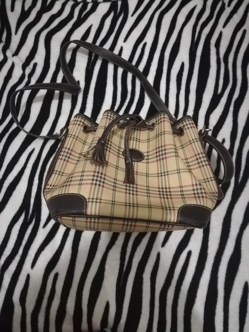 BeanPole Bucket Bag (Category: Luxury Bags & Wallets) located in Quezon City. Submitted by V_Cl0set (Listing ID 1178411616, Image 1). Description: Super cute bucket bag!must buy!.
