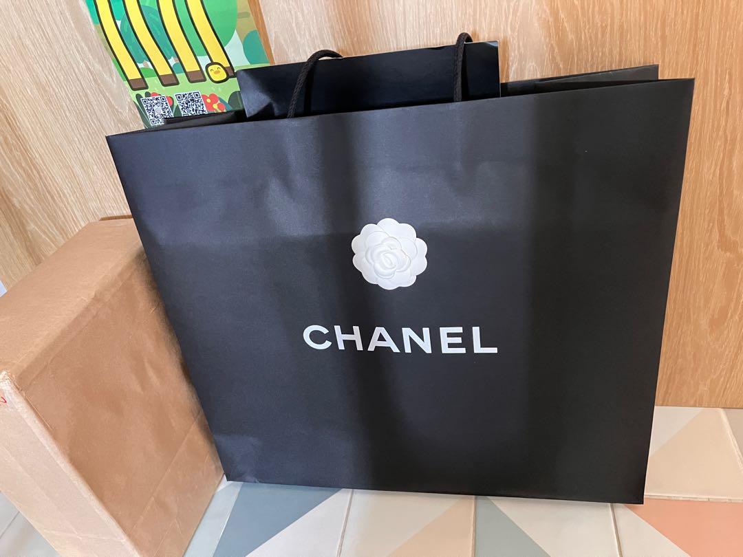 CHANEL　超特大サイズの白い箱　お部屋のオブジェにいかが。