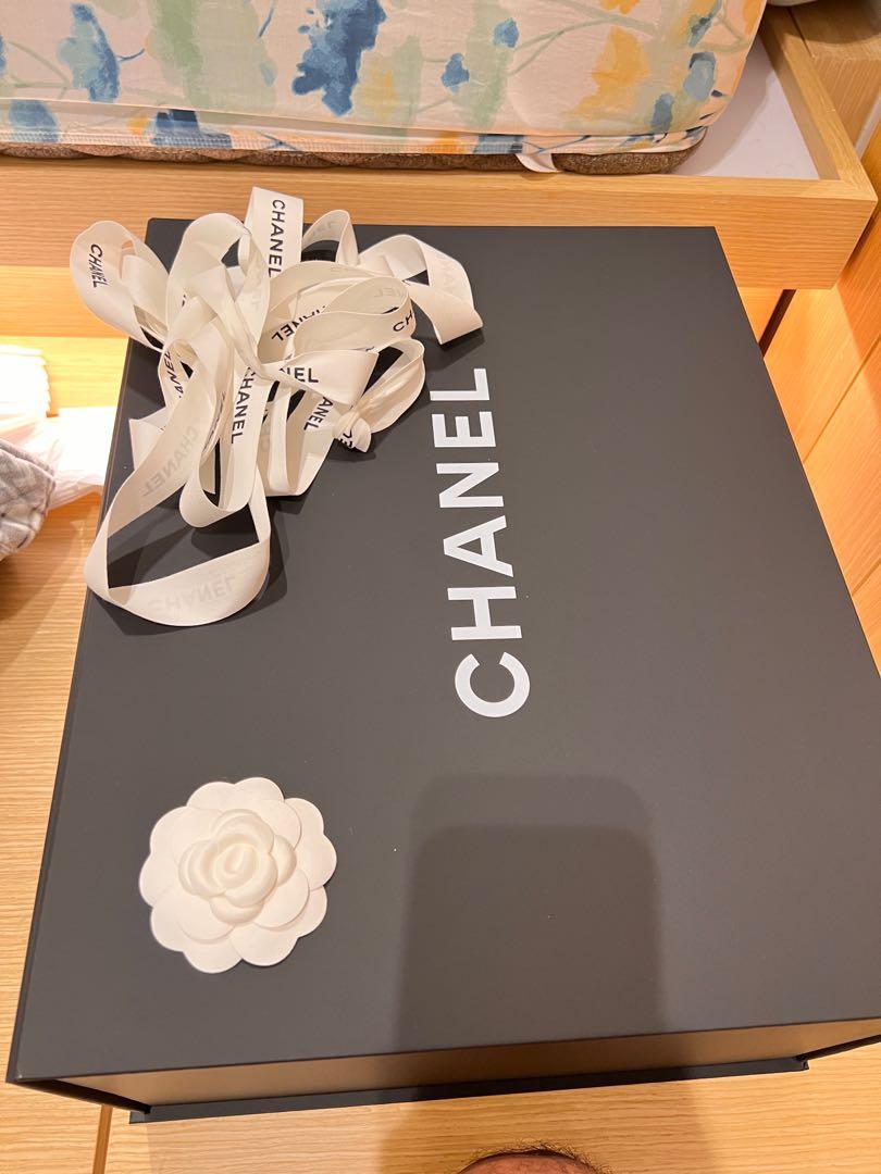 特大Chanel 正版紙盒+ 紙袋+ 山茶花+ 白絲帶, 名牌, 手袋及銀包- Carousell