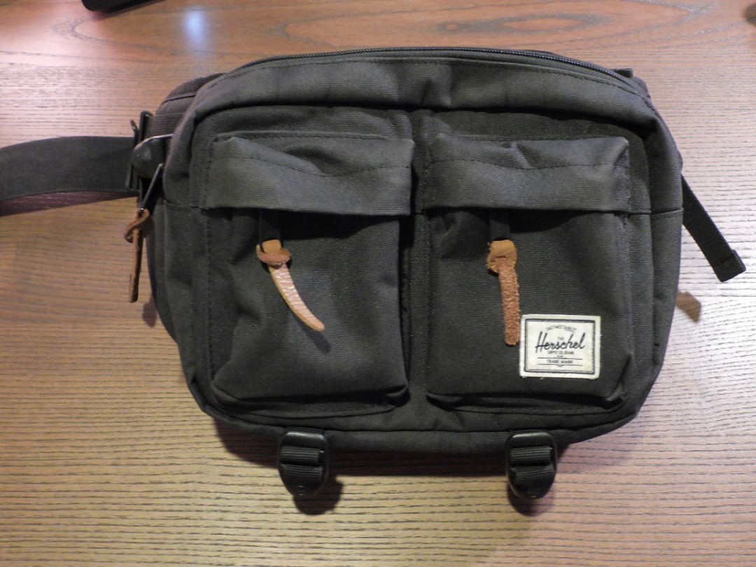 Herschel eighteen store sling bag