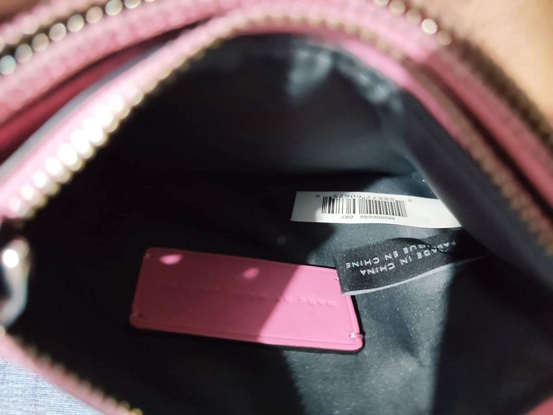 Marc Jacobs authentic (Category: Wallets & Card holders) located in Bayombong. Submitted by nicsxoxo7 (Listing ID 1178352025, Image 3). Description: good as new ,ykk zipper no other inclusion 6 inches length, 4 inches height no flaws.