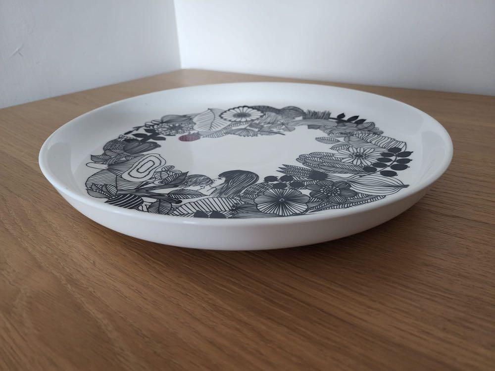 Marimekko Olva plate (large). 32cm diameter., 傢俬＆家居, 廚具和餐具, 餐具和餐具- Carousell