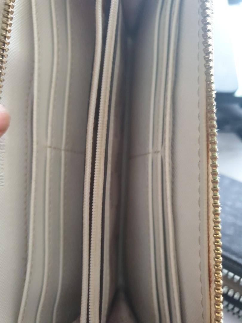 Mk (Category: Luxury Bags & Wallets) located in Manila. Submitted by greatcatch080 (Listing ID 1178330999, Image 3). Description: well used but has lipstick stain..see picture pls.