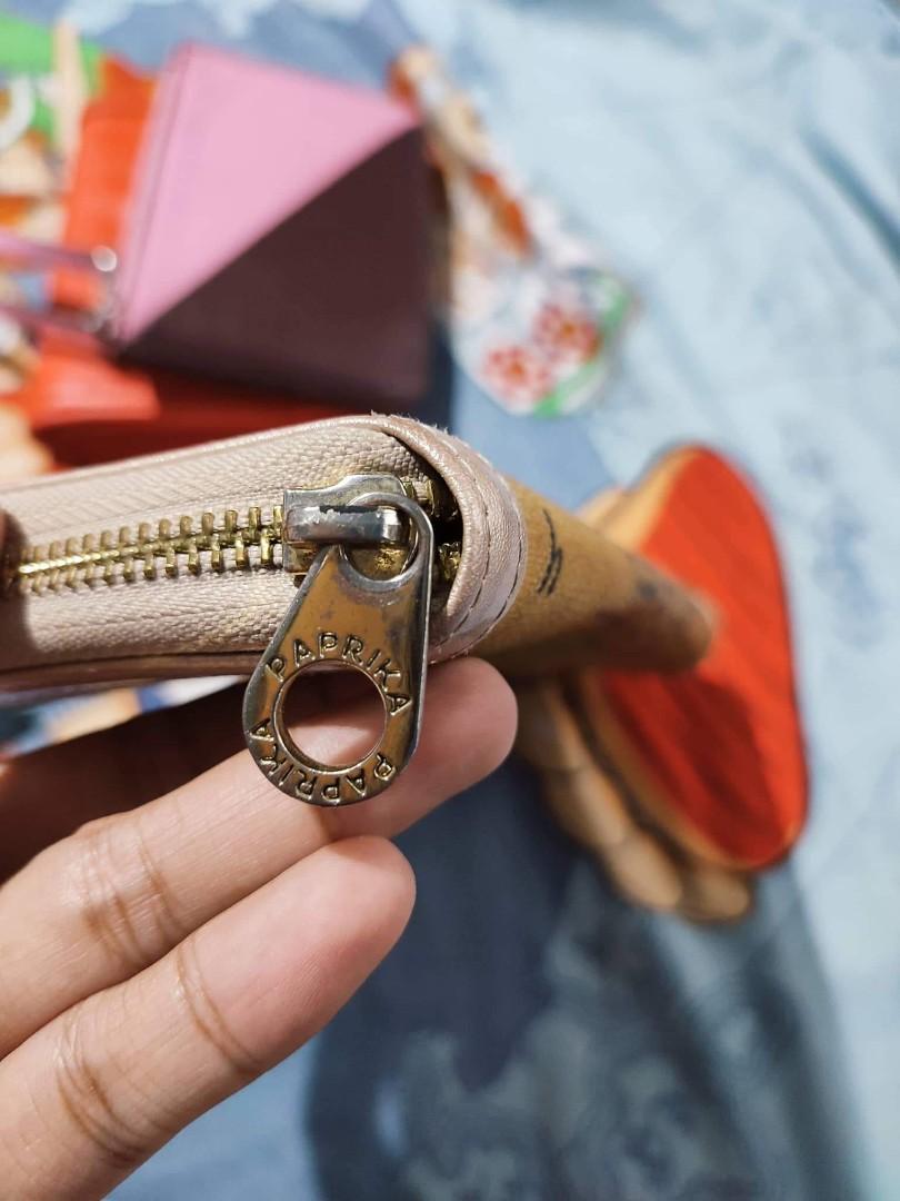 Paprika map authentic pre owned (Category: Wallets & Card holders) located in Bayombong. Submitted by nicsxoxo7 (Listing ID 1178351641, Image 3). Description: ung flaw lng ung zipper sa loob goods sa labas 7 1/2 inches length 4 inches height.