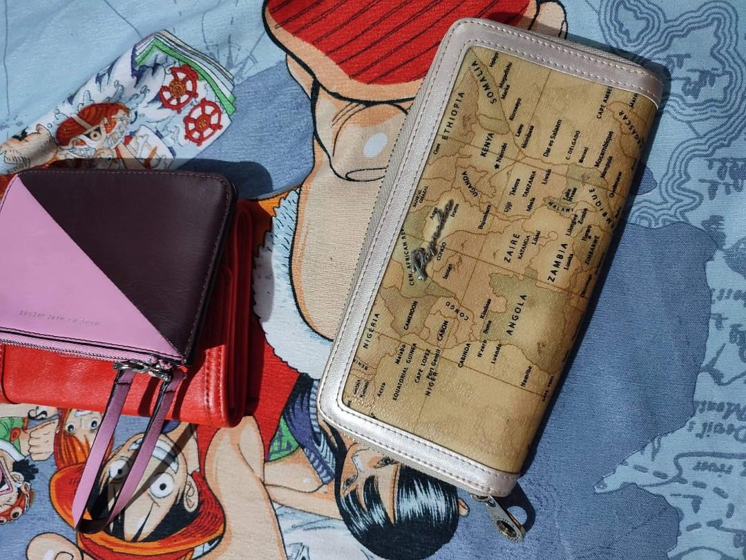 Paprika map authentic pre owned (Category: Wallets & Card holders) located in Bayombong. Submitted by nicsxoxo7 (Listing ID 1178351641, Image 2). Description: ung flaw lng ung zipper sa loob goods sa labas 7 1/2 inches length 4 inches height.