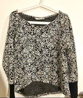 Sweater motif batik
