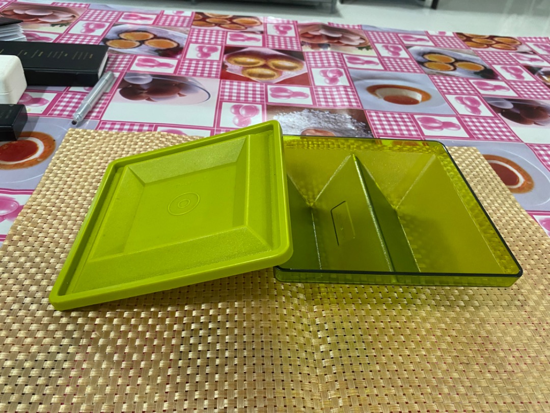 Tupperware snack keeper, Furniture & Home Living, Kitchenware